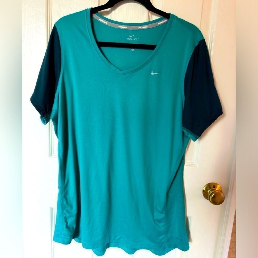 Nike womens Dri-Fit Miler V neck Running Shirt Size 1X Green